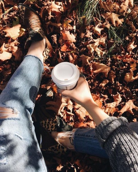 Девушка с кофе осенью