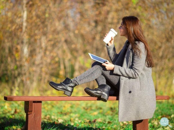 Прогулочная фотосессия с кофе в парке