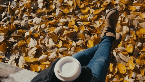 Фотосессия осенью в парке с кофе