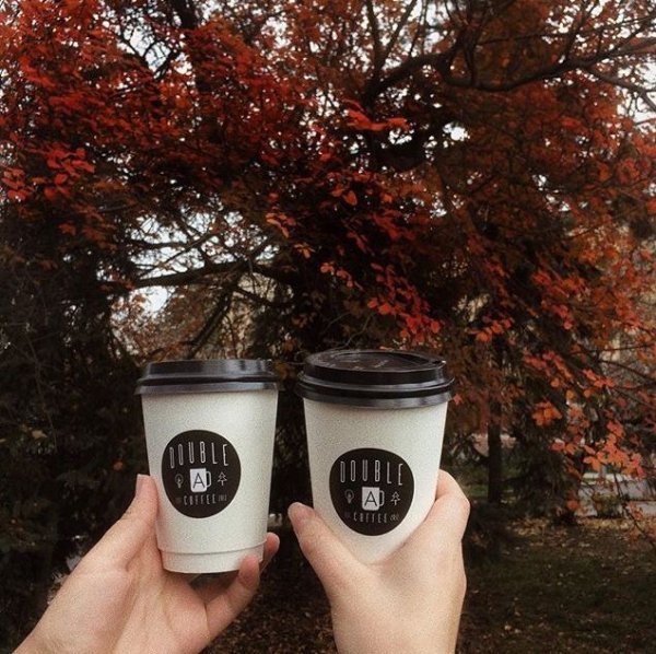 Кофе в стаканчике осенью