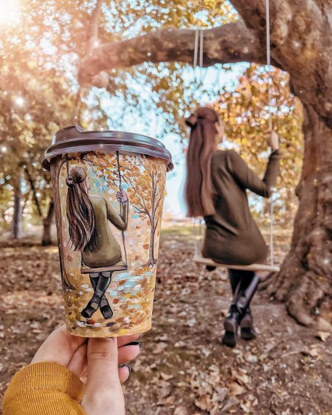 Кофе в стаканчике осенью