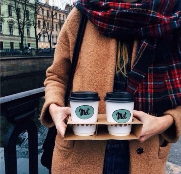 Фотосессия с кофе на улице