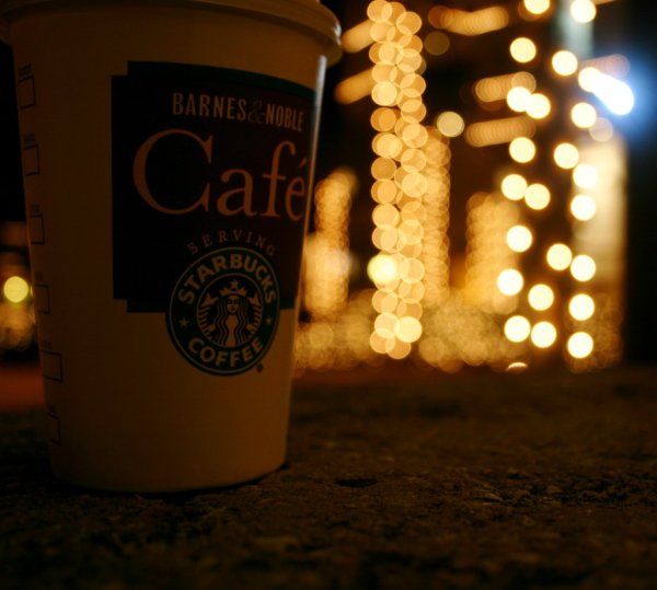 Кофе в стаканчике ночью