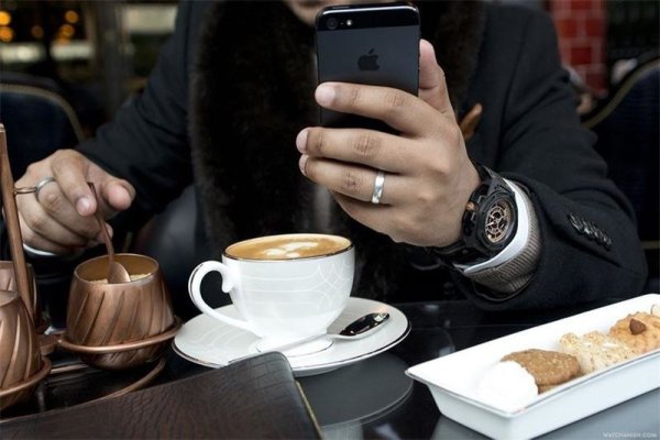 Мужская рука с кофе