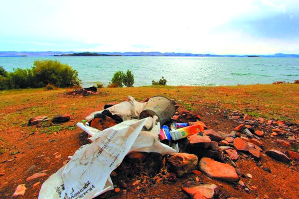 Мусор на озере Байкал