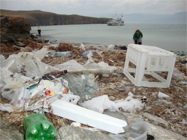 Мусор на озере Байкал