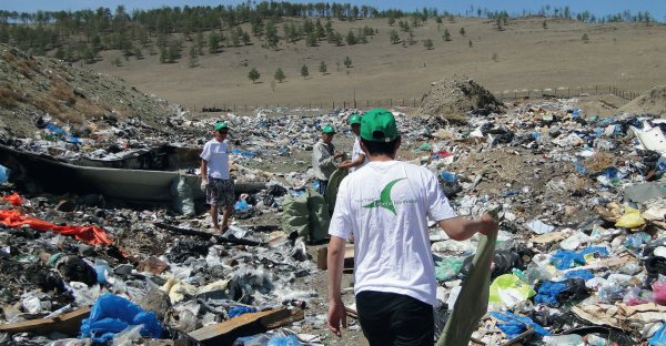 Загрязненный берег Байкала