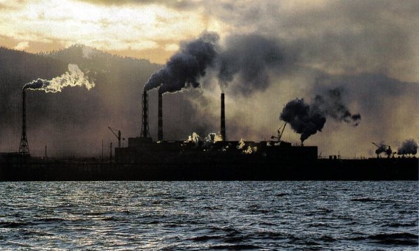 Целлюлозно-бумажный комбинат на Байкале