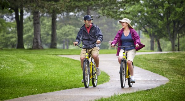 Велосипедная прогулка в парке