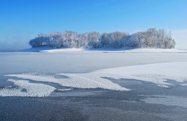 Река покрытая льдом