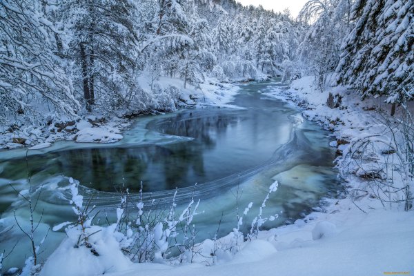 Река подо льдом