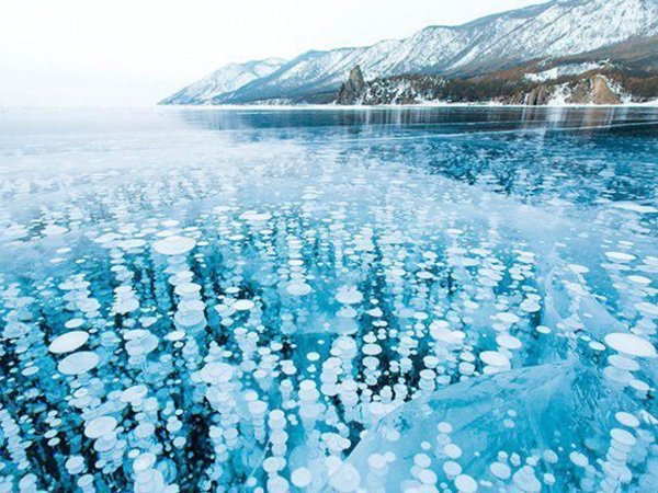 Замерзшее озеро Байкал