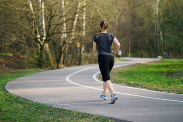 Бегуны в парке