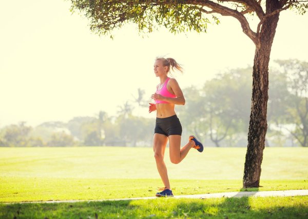 Девушка бежит