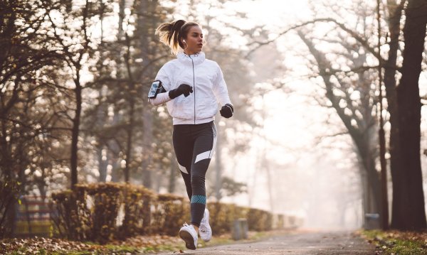 Девушка бежит