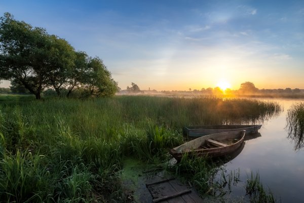 Рассвет на реке в деревне