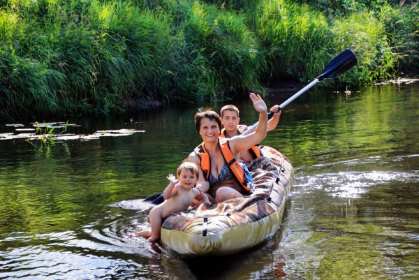 Отдыхающие на речке