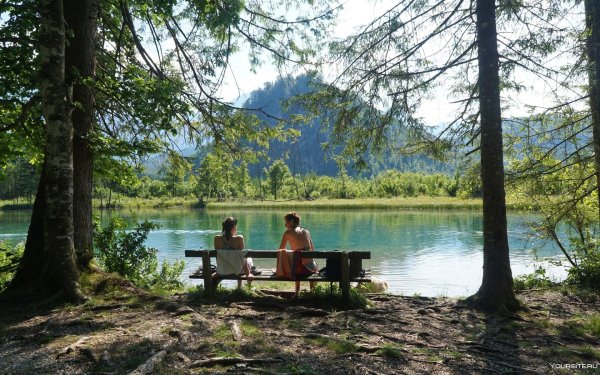 Отдыхающие на озере