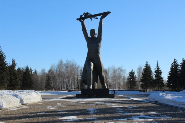 Памятник в парке Победы Омск