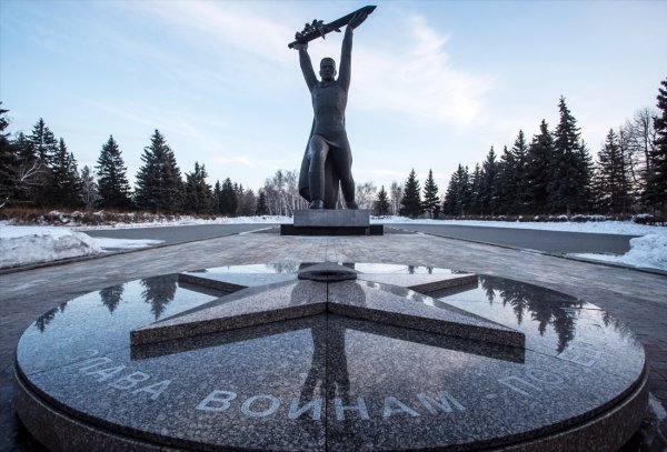 Памятник в парке Победы Омск