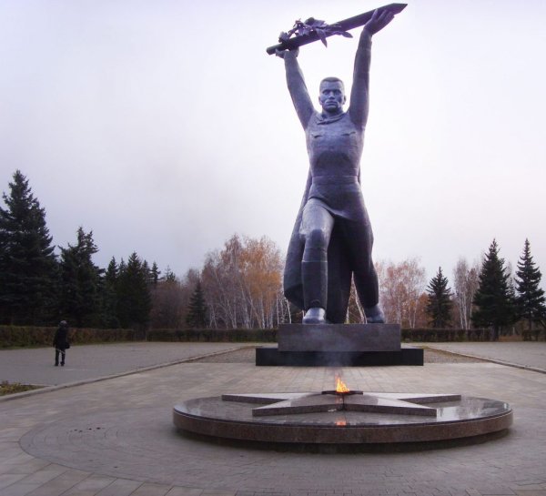 Парк Победы Омск статуя