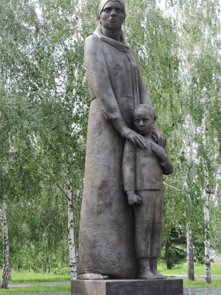 Памятник в парке Победы Омск