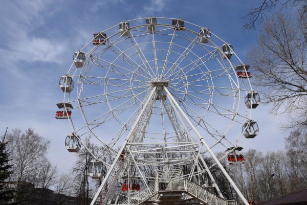 Колесо обозрения парк Победы Ульяновск
