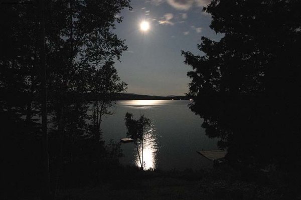 Лунная дорожка на озере