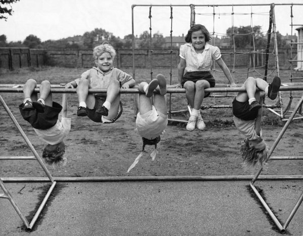 Советские дети на детской площадке