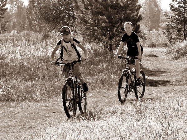 Мальчишки на велосипедах