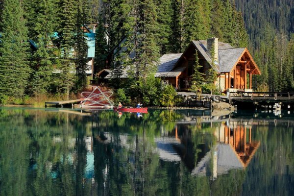 Дом Каленов в лесу у озера