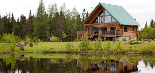 Деревянный дом на берегу озера