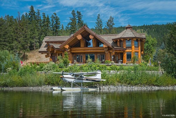 Бревенчатый дом у озера