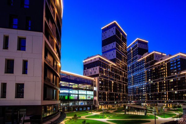 Клевер парк Екатеринбург ночью