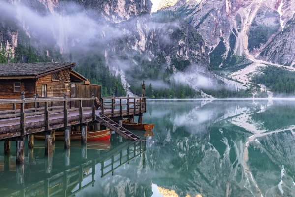 Дом в горах у озера