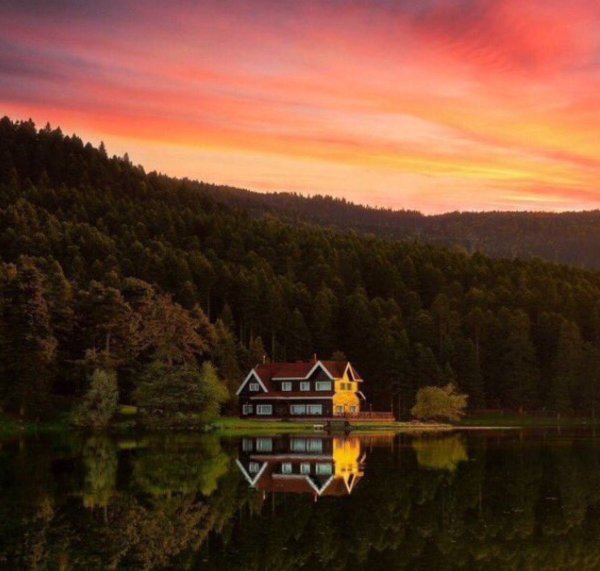 Домик у реки в Йёльстере. Норвегия