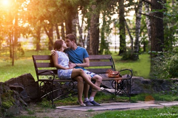 Пара на скамейке в парке