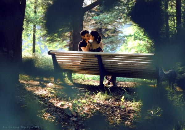 Пара на скамейке в парке