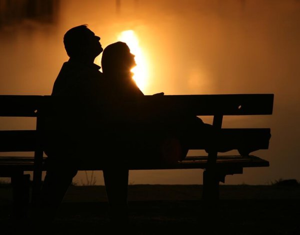 Влюбленные на скамейке