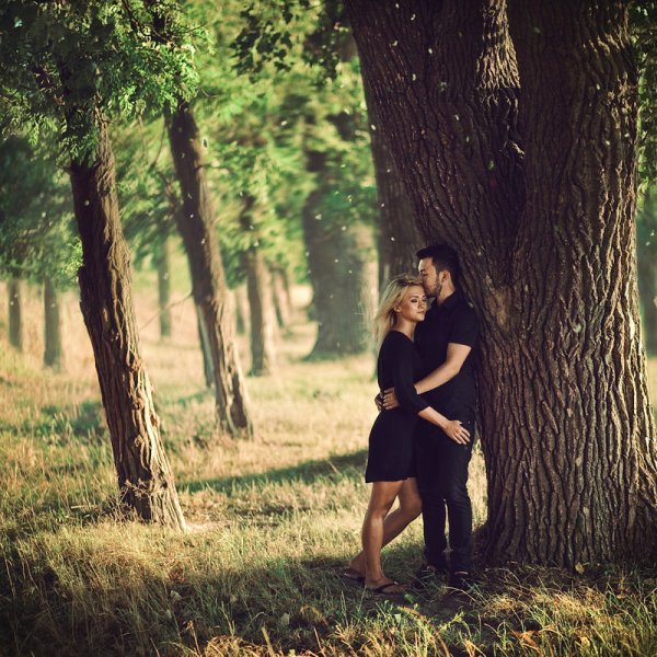 Парень с девушкой на природе