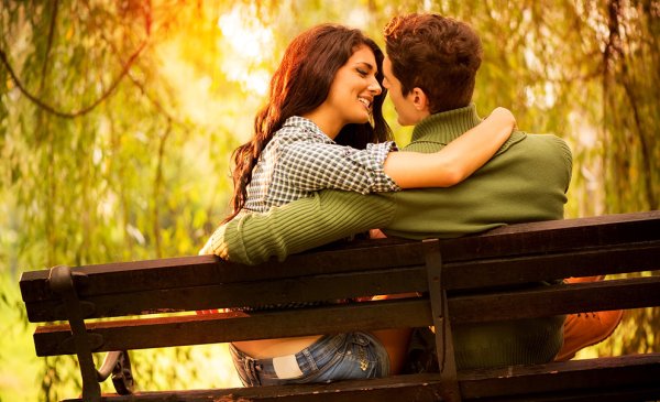 Пара на скамейке в парке