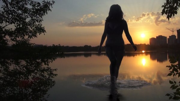 Девушка на закате у реки