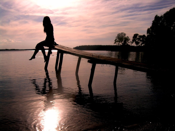 Девушка на закате у реки