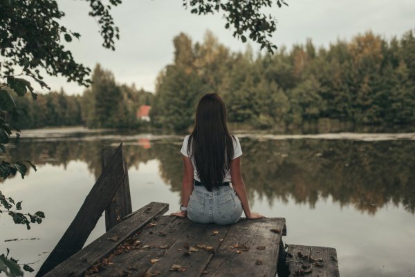 Девушка на мостике у реки