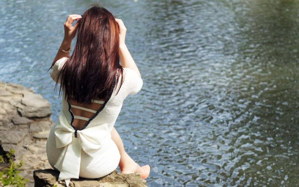 Девушка у реки