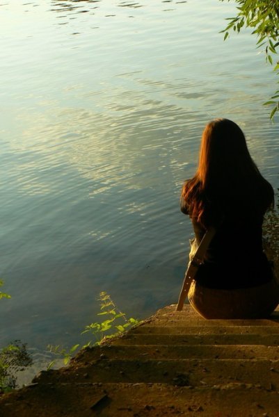 Девушка на речке со спины