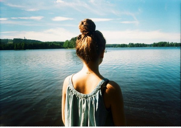 Девушка на озере со спины