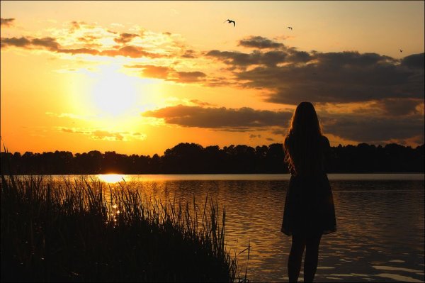 Девушка на закате у реки