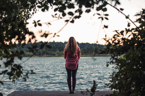 Девушка на фоне реки