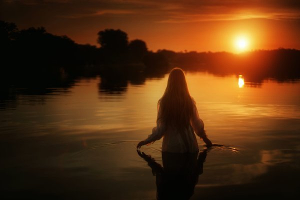 Девушка на закате у реки